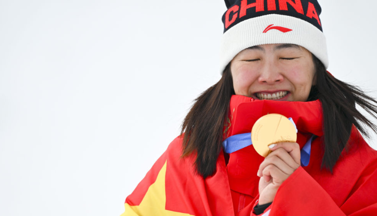 冰雪白，冬奥金，中国红！