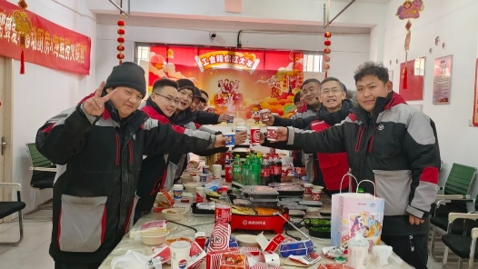 除夕，快递网点吃上了海底捞！