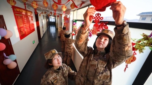 新春走基层·战位迎春丨大山深处：鞭炮声声 笑声朗朗——火箭军某部春节见闻