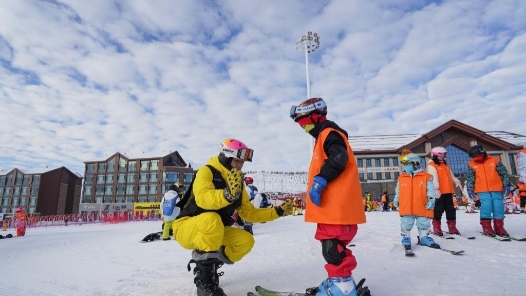 新春走基层·致敬奋斗者丨滑雪场里，农民借雪生金