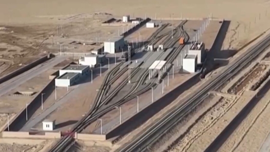 新春走基层｜穿越沙漠戈壁的哈罗铁路 终点站着9名“守路人”