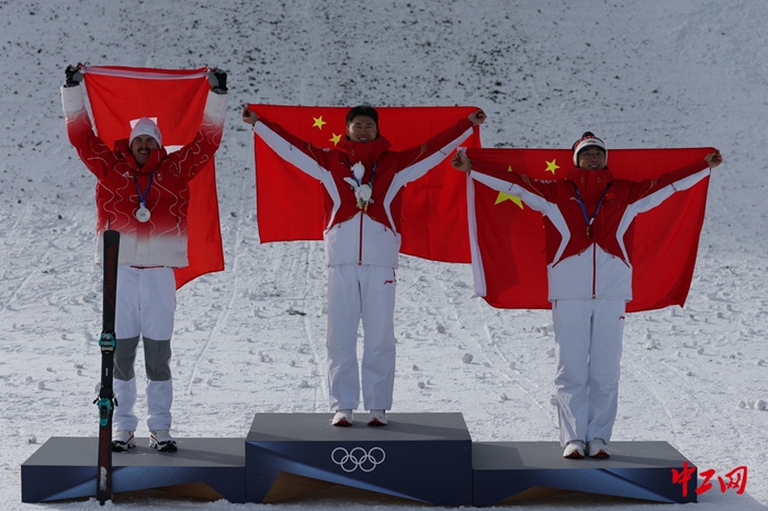 获奖选手在领奖台上