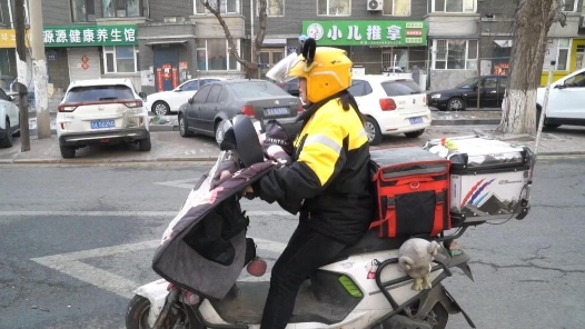 新春走基层｜“陪读妈妈”骑手春节坚守：奔波有温度 奋斗有奔头