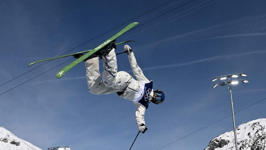 新华社快讯：中国队包揽米兰冬奥会自由式滑雪女子U池冠亚军