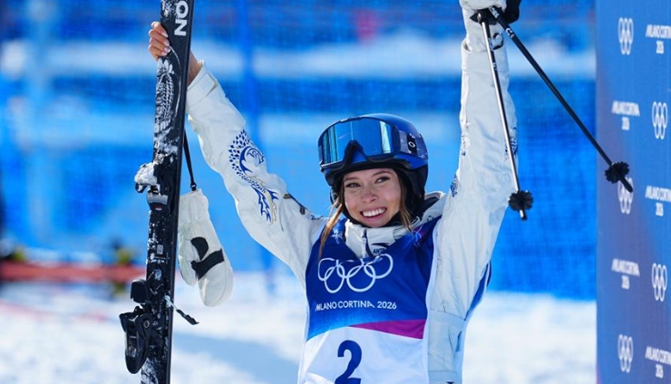 自由式滑雪——女子U型场地技巧：谷爱凌、李方慧分获冠、亚军