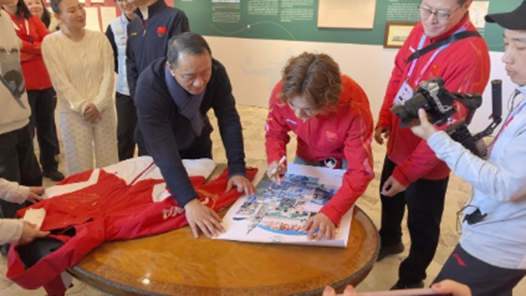 米兰冬奥会“首金”得主苏翊鸣签名纪念物入藏中国体育博物馆