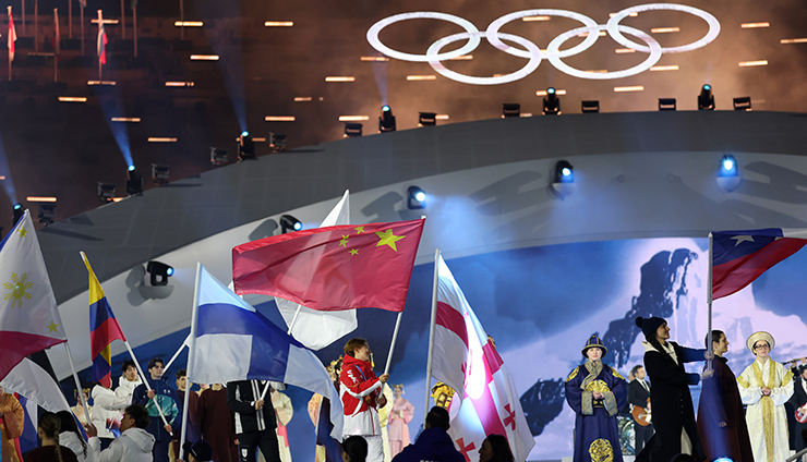 骄傲！冬奥会闭幕式上苏翊鸣高举五星红旗入场