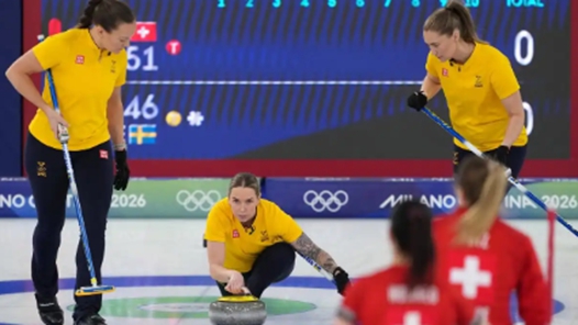 瑞典队获米兰冬奥会女子冰壶金牌