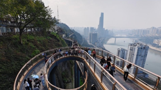 新春走基层丨在“绿道经济”里，探寻“8D山城”的年味