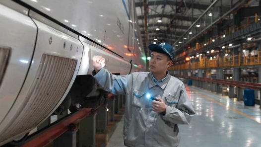 新春走基层丨“00后”高铁动车“体检师”们护航春运