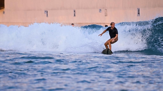 新春走基层丨从“等浪”到“造浪”——日月湾冲浪爱好者的别样春节