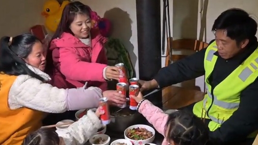 新春走基层｜两份年货，双份坚守