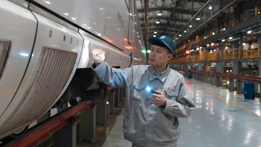 新春走基层丨“00后”高铁动车“体检师”们护航春运