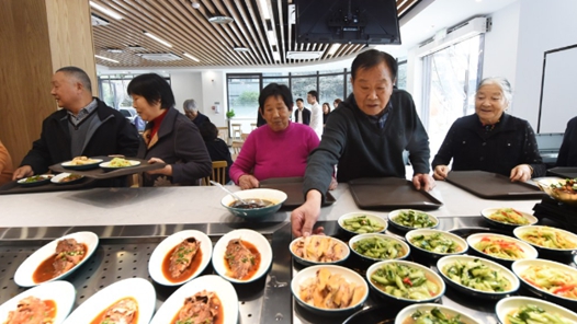 新春走基层·热气腾腾万家暖丨社区食堂里的三餐四季