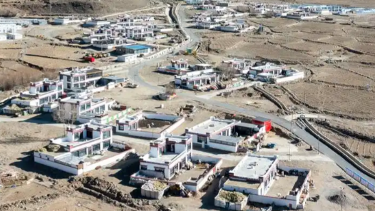 新春走基层｜震后经年过，新居傍雪峰