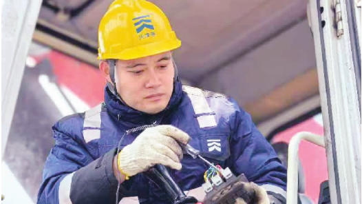 张鹏：码头机械设备的“急诊医生”