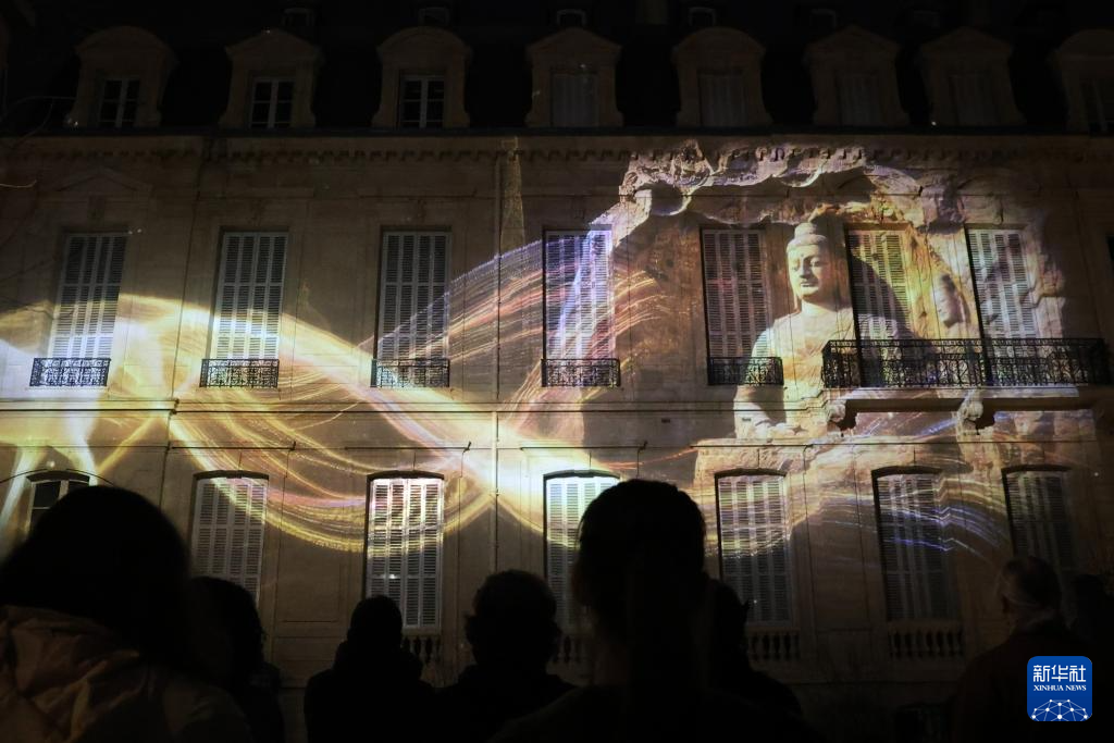 法国巴黎中国文化中心的庭院内灯光秀