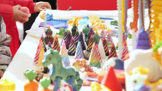 广州北京路青少年“解忧义卖”暖心出摊 “志愿红”映亮“新春红”