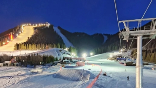 新春走基层丨“游客多，每晚都要及时补雪”