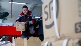 快递小哥勇擒盗件贼获表彰