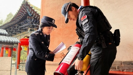 新春走基层｜法治之盾护千年文脉 藏蓝身影守古建新春