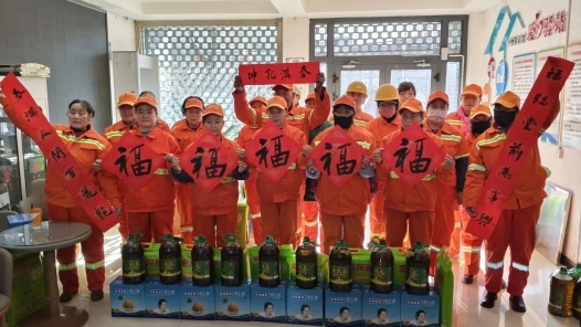 青海工会纵深推进“两节”送温暖行动