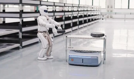 两会新华社快讯｜大会发言人：2025年是国产人形机器人产业实现技术突破与场景落地双重跨越的关键一年