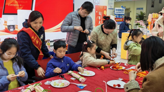 巧手制灯闹元宵 爱心翼站伴成长