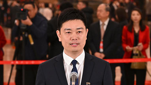 杨永修代表：看到红旗车与国家共进，感到特别光荣