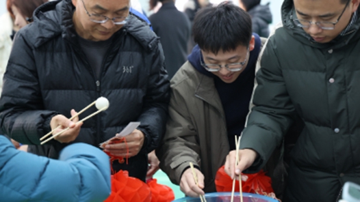 猜灯谜做游戏，培训中心洋溢浓浓团圆味