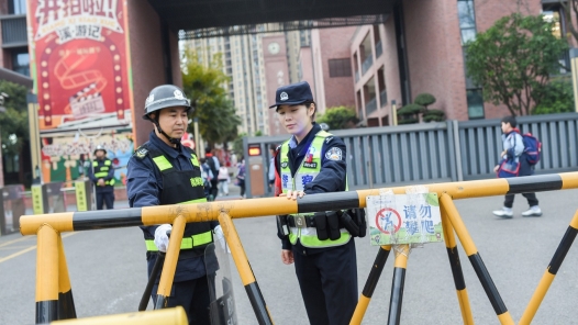 重庆公安多警联动 暖心守护校园开学季