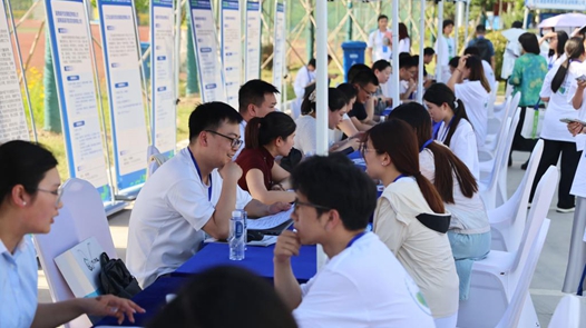 云南省昆明市举行2026年“春风行动”暨就业援助季专场招聘会