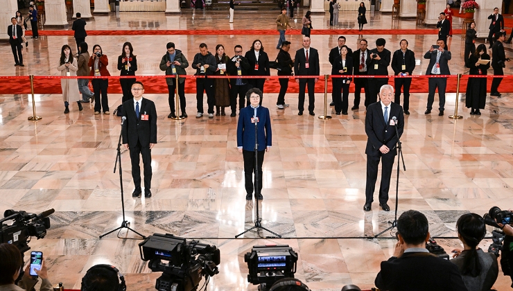 全国政协十四届四次会议第二场“委员通道”集体采访活动举行