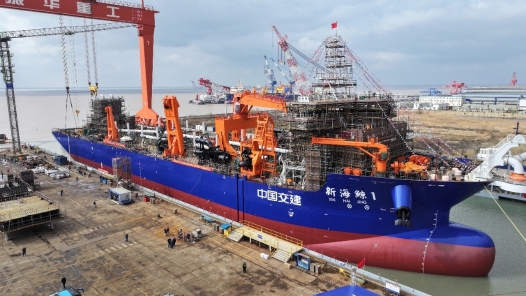国内首艘分布式舱内泥泵设计特大型耙吸挖泥船下水
