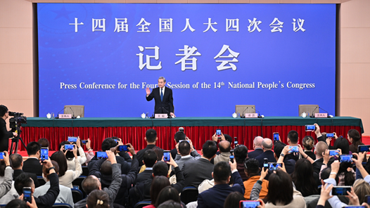 现场实录：王毅回答中外记者提问