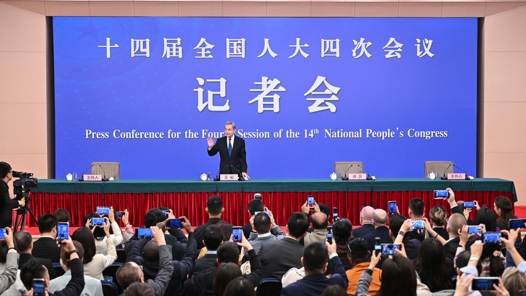 王毅回答中外记者提问