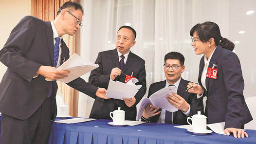 两会聚焦｜30多本笔记，写满工友期盼与政策回响