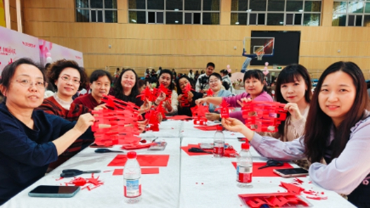 乌鲁木齐铁路局开展多彩活动庆祝“三八”妇女节