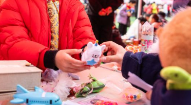 “春蕾苗苗义工”开展爱心义卖活动 小小“红马甲”汇成温暖风景线