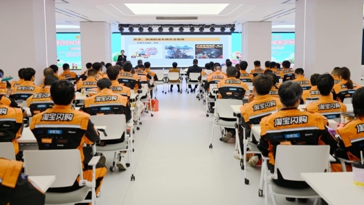 福建省泉州市总工会开展“刺桐相伴 暖‘新’护航”骑士关爱活动