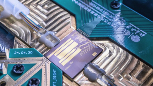 我国刷新光通信传输纪录