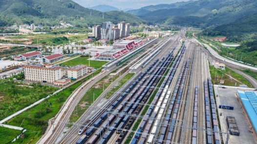 中老铁路货运量超8000万吨