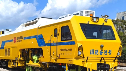 我国首台铁路隧道双动力智能捣固车下线