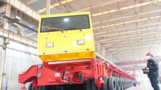 河北秦皇岛：千吨级运梁车下线