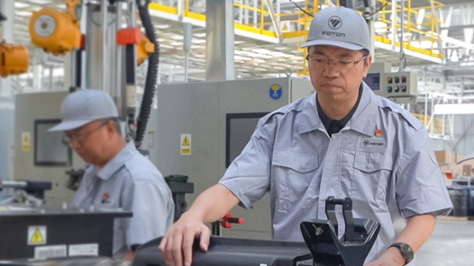 从幕后的“守灯人”成为台前的“拼命三郎”