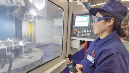 任红燕：用机床雕琢匠心的“女刀客”