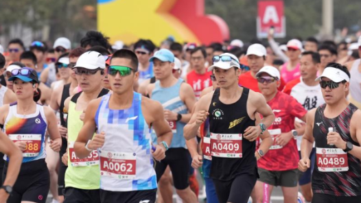 从“向外证明”到“向内倾听”——我们究竟为何而跑