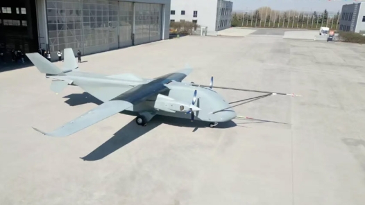 我国首款7吨级运投无人机长鹰-8首飞成功