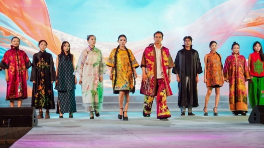 云南石屏赛歌赛舞赛装节活动推动商文旅融合