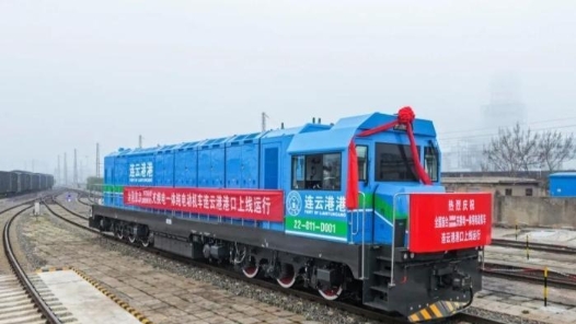 全国首台3000千瓦充换电一体纯电动机车在连云港港上线运行